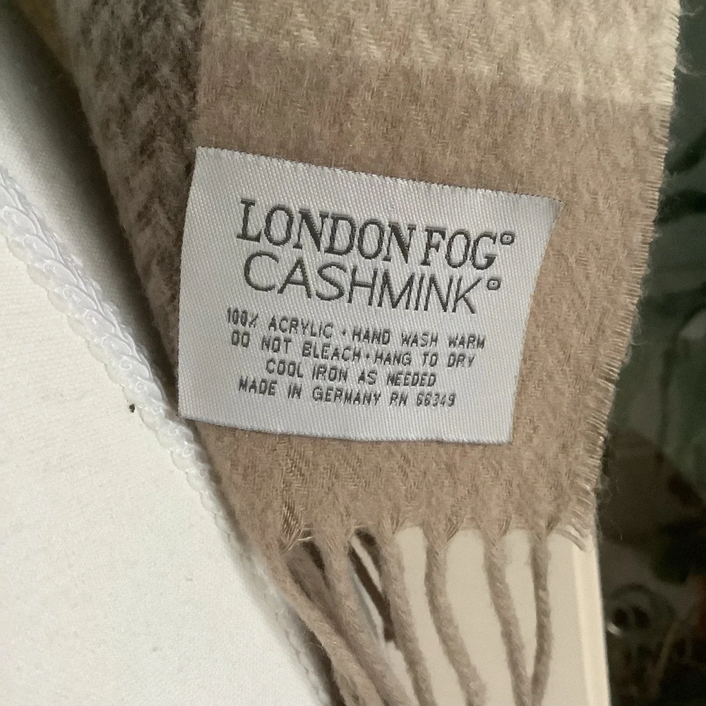 London Fog Cashmink Pink and Cream Scarf Made in Germany - Picture 12 of 12